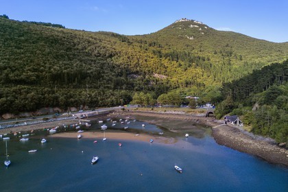 Spain, Basque Country, Biscay Province, Gernika-Lumo region, Urdaibai estuary Biosphere Reserve, estuary of the Oka River at low tide south of Mundaka, small anchorage of Laida (aerial view)