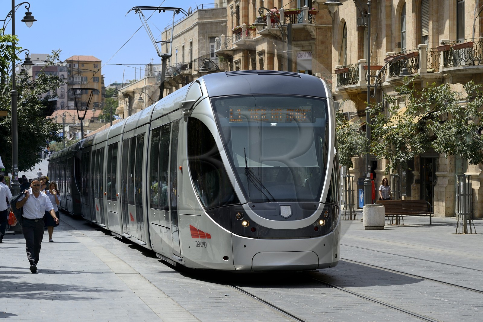 Israel, Jérusalem, le tramway sur Jaffa Road, il dessert la ville de Jérusalem et une partie de la Cisjordanie, la ligne s'étend sur 13,9 kilomètres pour 23 stations et fut mise en service le 19 aout 2011