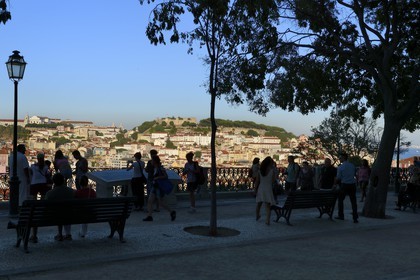 Portugal, Lisbonne, vue sur la ville depuis le Miradouro de Sao Pedro de Alcantara et le Castelo Sao Jorge (château Saint Georges) sur la colline