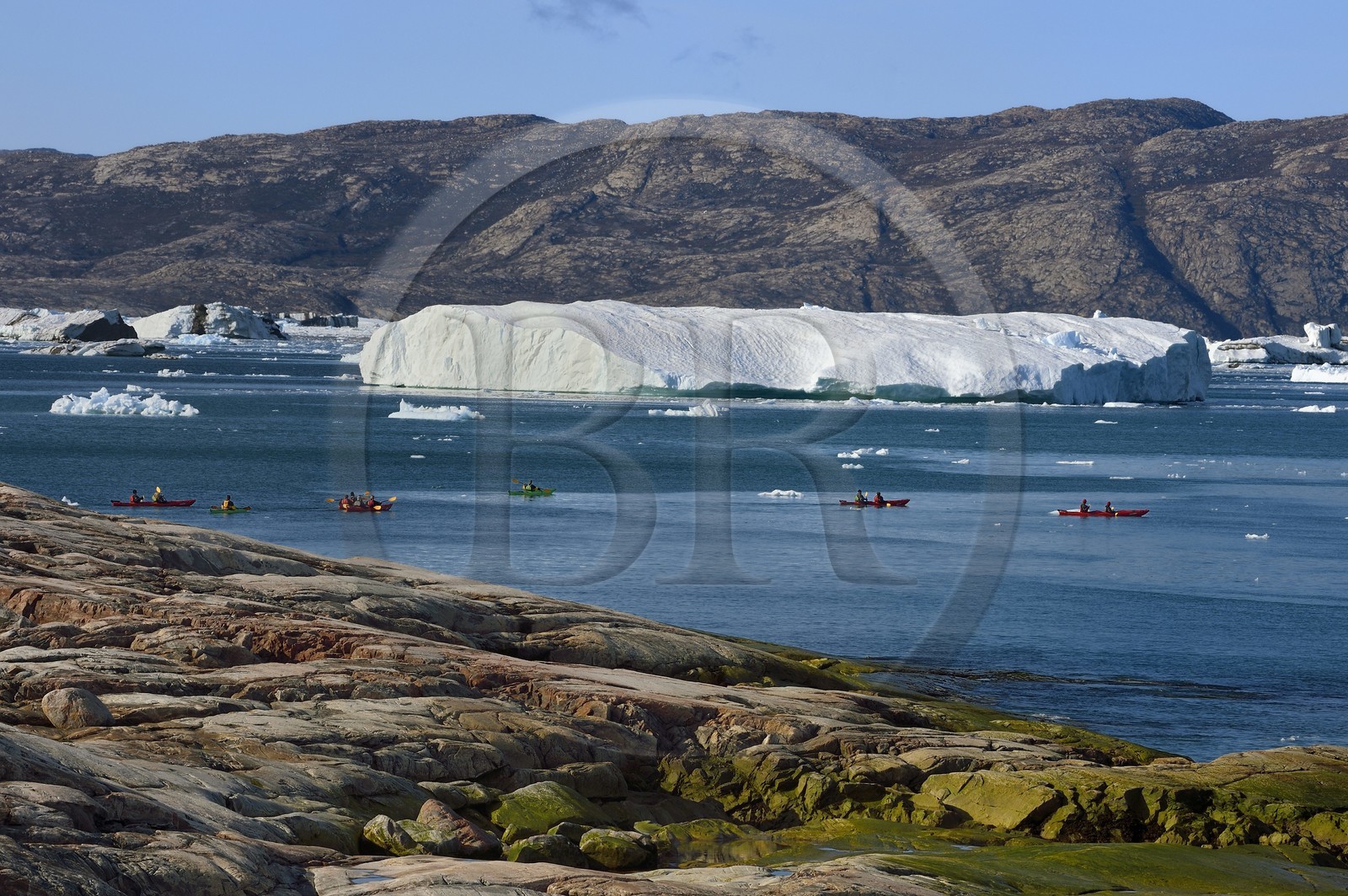 Groenland, cote ouest, baie de Disko, baie de Quervain, kayaks progressant au milieu des icebergs