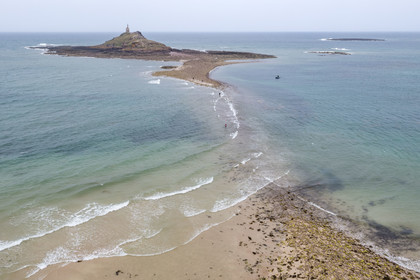 France, Côtes d'Armor (22), Grand Site de France Cap d'Erquy – Cap Fréhel, Erquy, l'Ilot Saint-Michel surmonté de la chapelle Saint-Michel accessible à pied à marée basse, passage du tombolo à marée montante (vue aérienne)