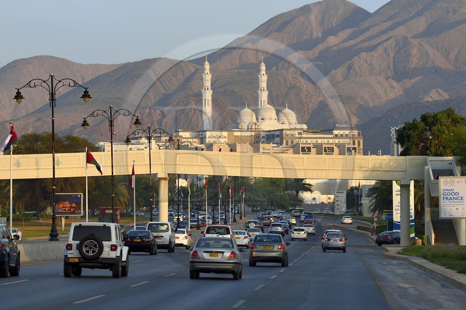 Sultanat d'Oman, Mascate, l'autoroute Sultan Qaboos, double 4 voies qui traverse Mascate de part en part sur 45 km, la mosquée Al-Amin en arrière plan Sultanat d'Oman, Mascate, l'autoroute Sultan Qaboos, double 4 voies qui traverse Mascate de part en part sur 45 km, la mosquée Al-Amin en arrière plan