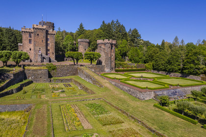 France, Puy-de-Dôme (63), Pontgibaud, Chateau-Dauphin, forteresse du XIIe siècle (vue aérienne)