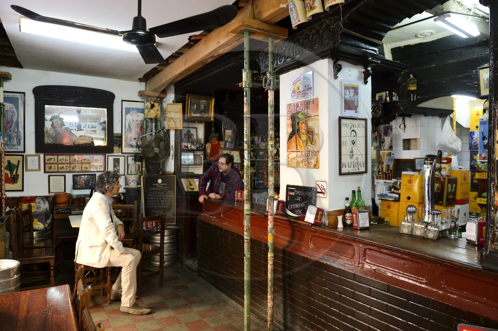 Espagne, Andalousie, Séville, quartier de la Macarena, bar à l'angle de la calle Parras et Relator