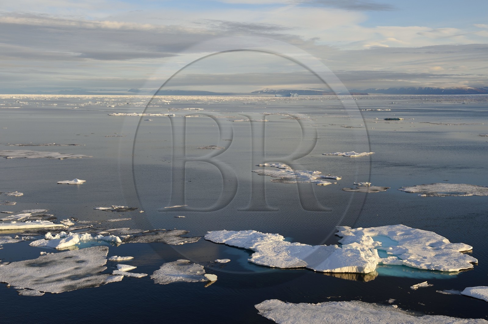 Groenland, cote Nord-Ouest, Smith sound au nord de la baie de Baffin, morceaux de glace de la banquise arctique et la côte canadienne de l'ile d'Ellesmere en arrière plan