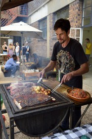 Afrique du Sud, province de Gauteng, Johannesburg, quartier de Maboneng, Arts on Main, lieu culturel dans un ancien entrepôt rénové qui a été construit à l'origine en 1911, mélangeant galeries d'art, librairies, restaurants et boutiques à la mode