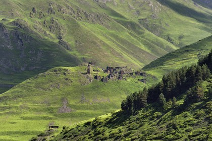 Georgia, Kakheti, Tusheti National Park, Alazani River Valley in the mountains of Pirikiti, hilltop village of Kvavlo overlooking Dartlo