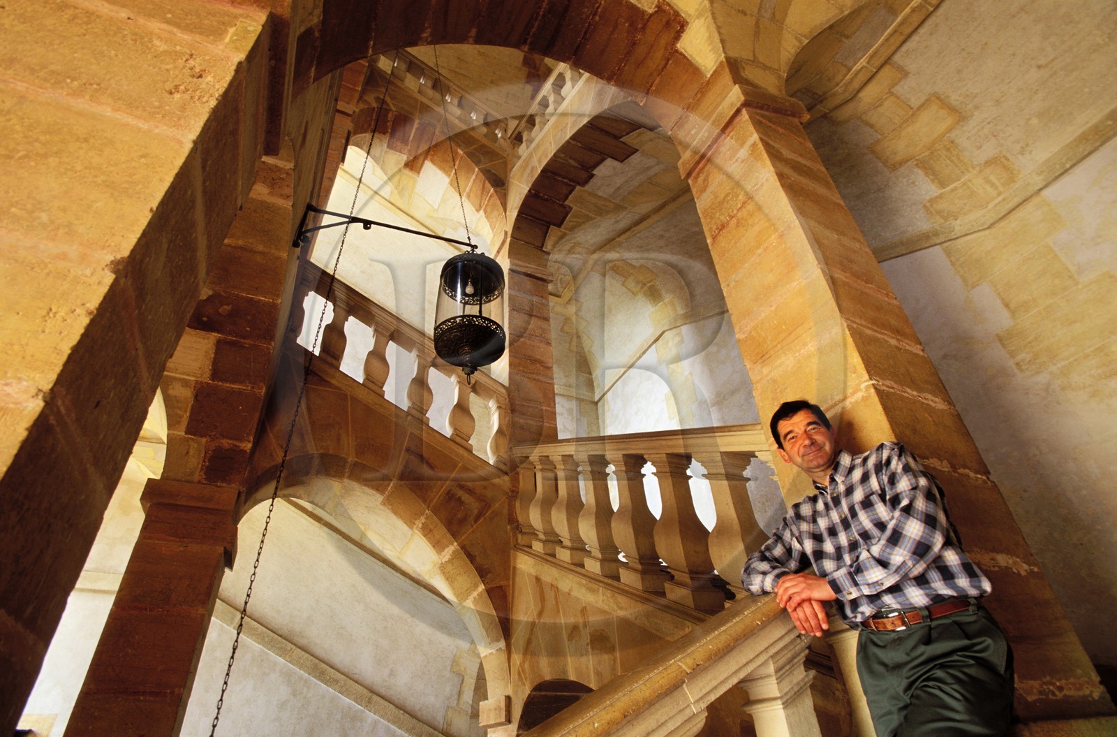 France, Saône-et-Loire (71), Mâconnais, château de Cormatin, M. Simonet-Lenglart dans l'escalier monumental