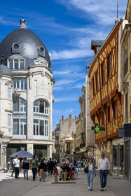 France, Côte-d'Or (21), Dijon, zone classée Patrimoine Mondial de l'UNESCO, maison à pans de bois rue Bossuet et l'ancien grand magasin Au Pauvre Diable en arrière plan