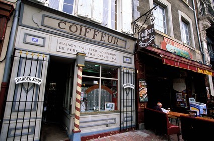 France, Aude (11), Carcassonne, ville basse, la place Carnot, un salon de coiffure à l'ancienne
