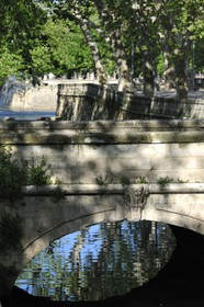 France, Gard (30) Nimes, les quais de la fontaine