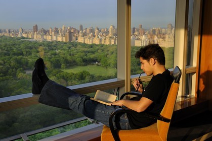 Etats-Unis, New York, Manhattan, lecture d'un livre face à Central Park
