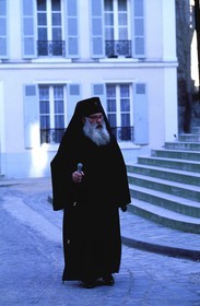 France, Paris (75), un Pope près de la cathédrale orthodoxe Saint Alexandre Nevski, rue Daru (8ème arrondissement)