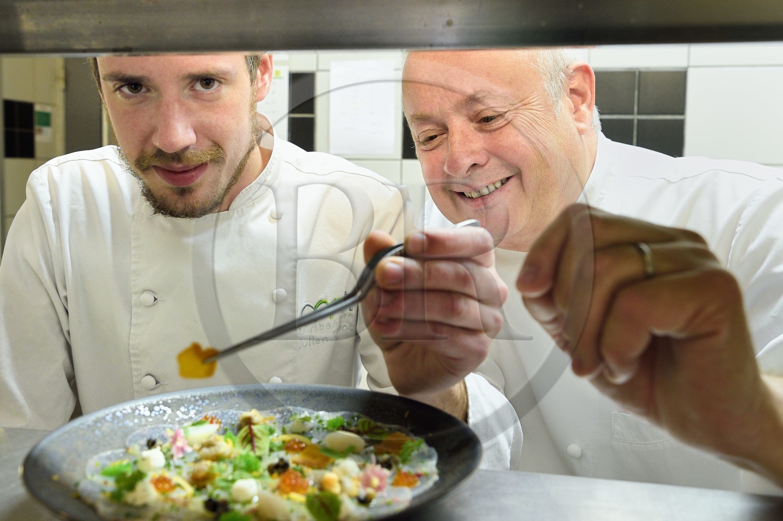 France, Charente (16), Bourg-Charente, restaurant La Ribaudière 1 étoile Michelin, le chef étoilé Thierry Verrat et son fils Julien, préparation du carpaccio de lotte fumé au bois de barrique et petits coquillages