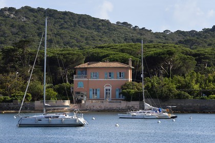 France, Var (83), Iles d'Hyères, parc national de Port Cros, Ile de Porquerolles, voiliers dans le port et la demeure historique de François-Joseph Fournier en arrière plan