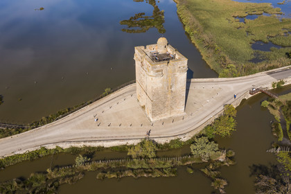France, Aigues-Mortes, Saint-Laurent-d'Aigouze, la Tour Carbonnière dans la Petite Camargue (vue aérienne) France, Aigues-Mortes, Saint-Laurent-d'Aigouze, the Carbonnière Tower in the Petite Camargue (aerial view)