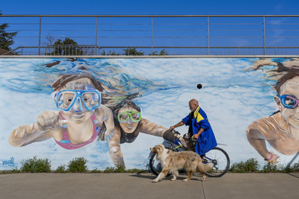 France, Nièvre (58), Nevers, port de plaisance de la Jonction, la fresque de street art à la gloire de l’ancienne piscine en plein air dans un des anciens bassins réalisée par l'artiste Damien Tissier alias Keusty