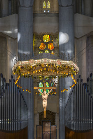 Espagne, Catalogne, Barcelone, quartier de l'Eixample, basilique de la Sagrada Familia de l'architecte du modernisme catalan Antoni Gaudi classée Patrimoine Mondial de l'UNESCO, le presbyterium, chœur réservé au clergé, surmonté du Christ crucifié accroché à un baldaquin suspendu