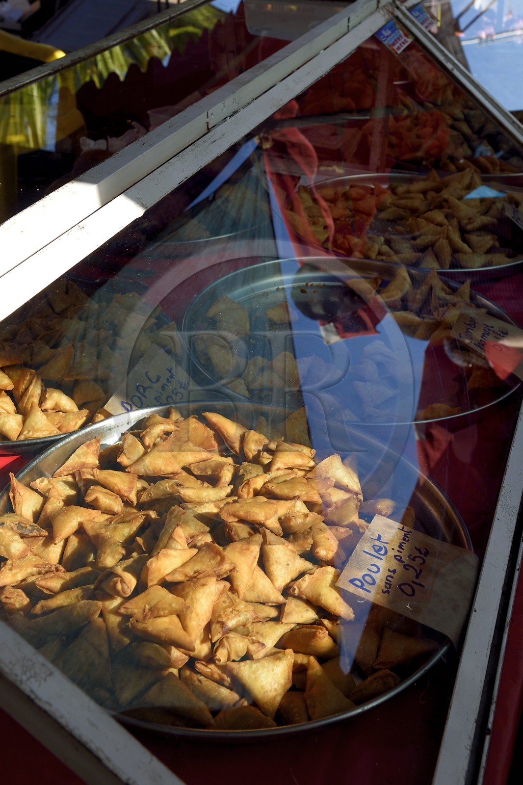 France, Ile de la Reunion, Saint-Pierre, le marché du samedi, étal de samoussas