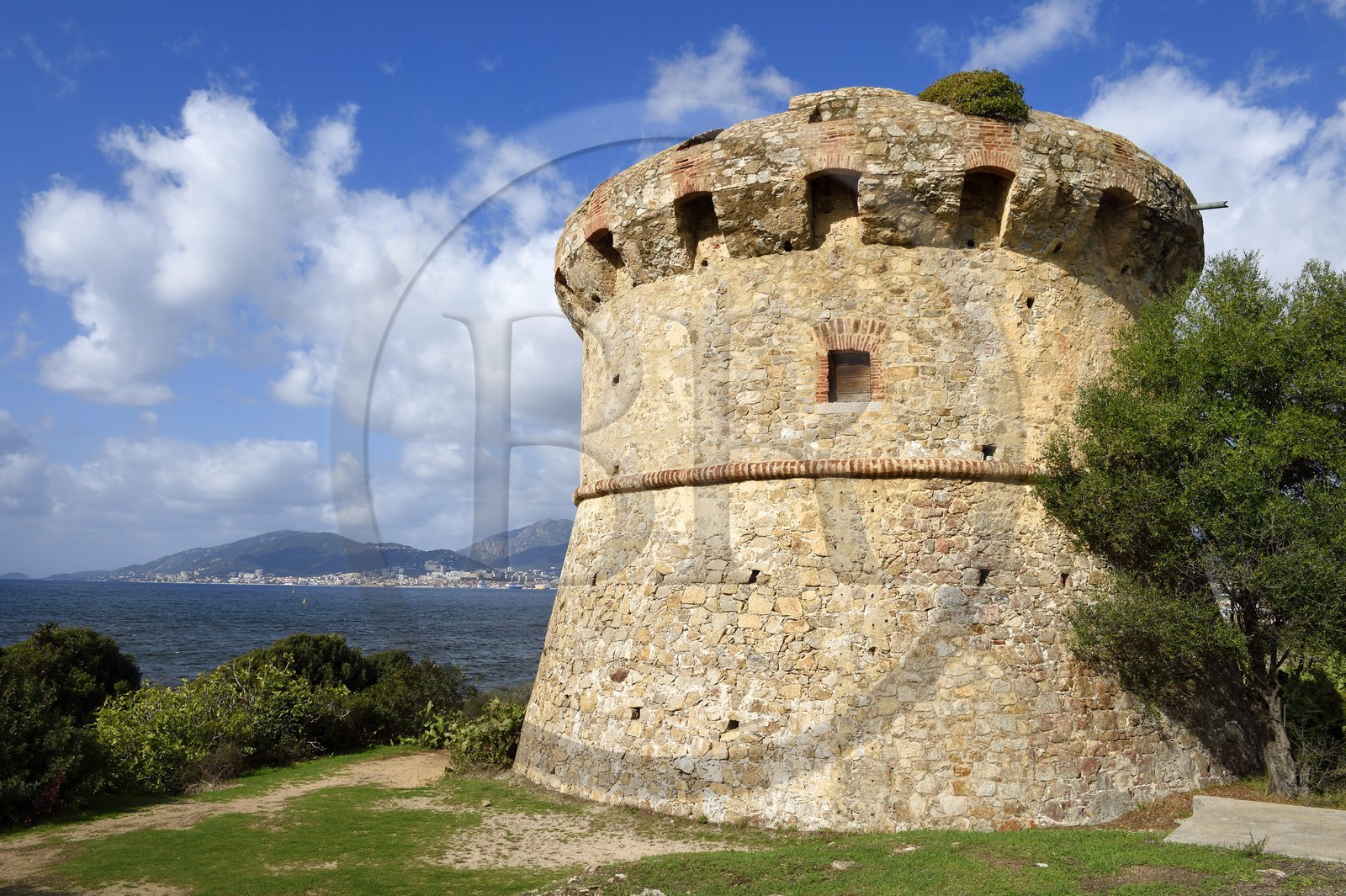 France, Corse-du-Sud (2A), Golfe d'Ajaccio, tour de Capitello, pres de la plage du Ricanto, Ajaccio en arrière plan