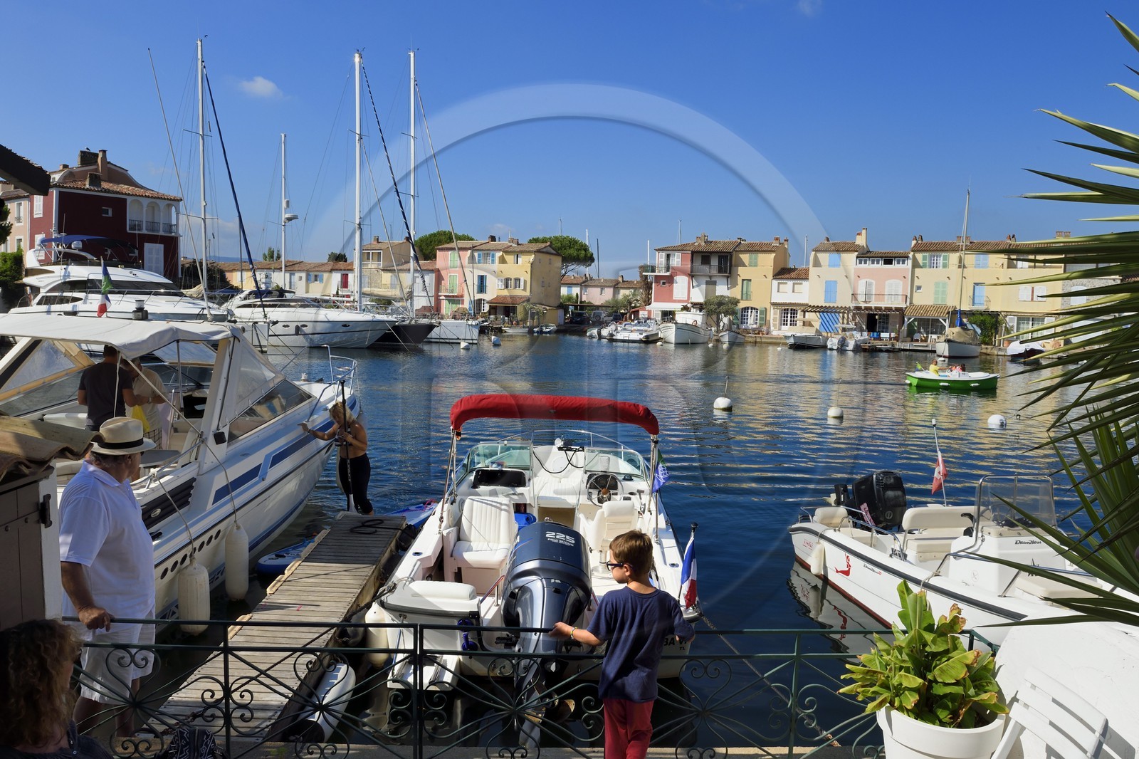 France, Var (83),  golfe de Saint-Tropez, la cité lacustre de Port-Grimaud, à l'arrière de la maison de Jean-Claude Filhastre l'un des habitants pionniers de Port-Grimaud