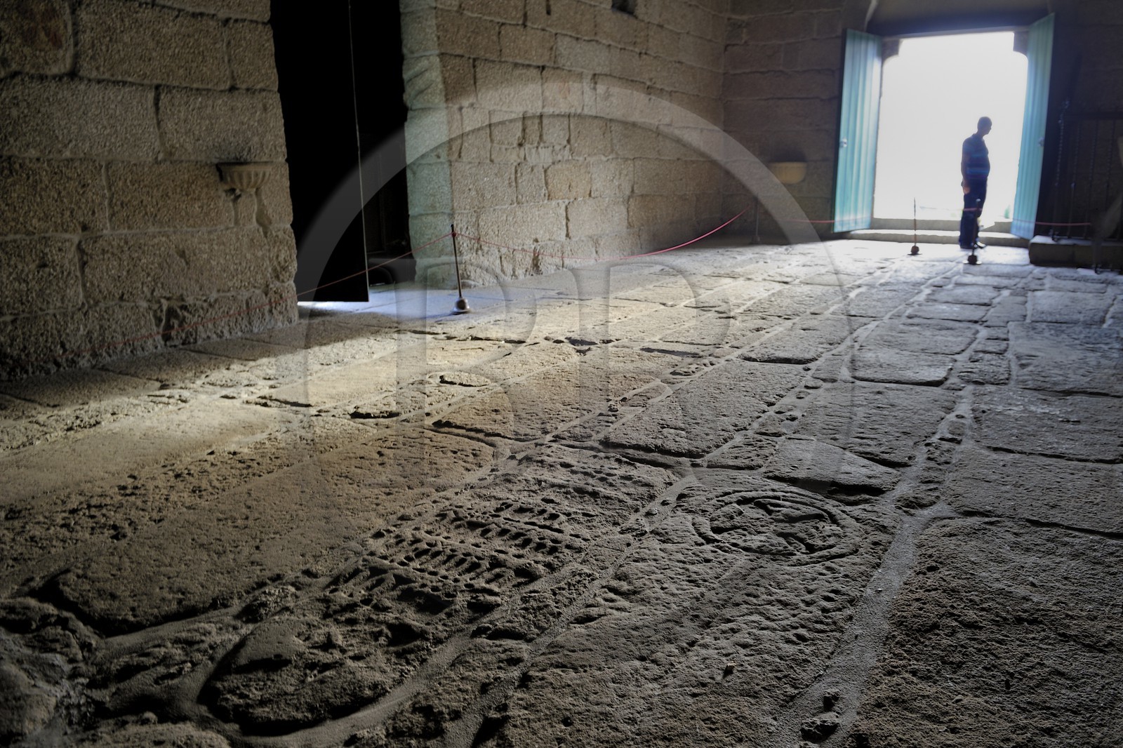 Portugal, région du Minho, Guimaraes, ville classée Patrimoine Mondial de l' UNESCO, Igreja de Sao Miguel do Castelo ( Eglise Saint Michel du Chateau), tombes des compagnons d'armes du premier Roi portugais Alphonse Henriques au sol