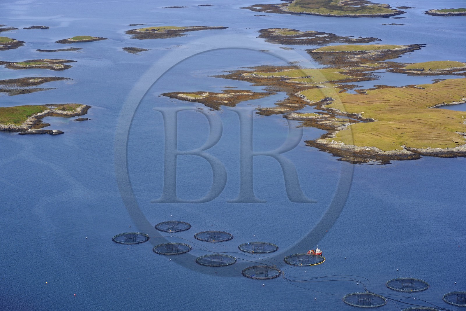 Royaume-Uni, Ecosse, Hébrides extérieures, Ile de North Uist recouvert d'une mosaïque de tourbières, basses collines et lochs, pisciculture en mer vers Hermetray (vue aérienne)
