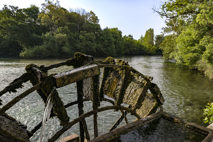France, Vaucluse, L'Isle sur la Sorgue, the watershed on the Sorgue where the river divides into 2 arms to flow, one towards Velleron and the other towards Entraigues, old water mill wheel