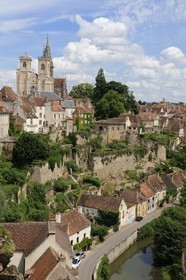 France, Côte d'Or (21), Semur-en-Auxois, l'église Notre-Dame et la rue Chaude sur les quais de l'Armançon