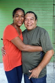 Caraïbes, Ile de la Dominique, Territoire Kalinago unique réserve amérindienne de l'archipel des Antilles, village de Touna Auté, l'ancien chef des Kalinago Irvince Auguiste et sa femme Louisette