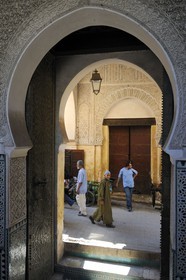 Maroc, Moyen Atlas, Fès, ville impériale, médina classée Patrimoine Mondial de l'UNESCO, Fès el Bali, la médersa Bouananiya ou Bou-Inania, porte donnant sur la rue