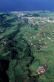 France, île de la Réunion, Côte Sud, nombreuses plantations de canne à sucre dans les hauteurs de Petite Île (vue aérienne)