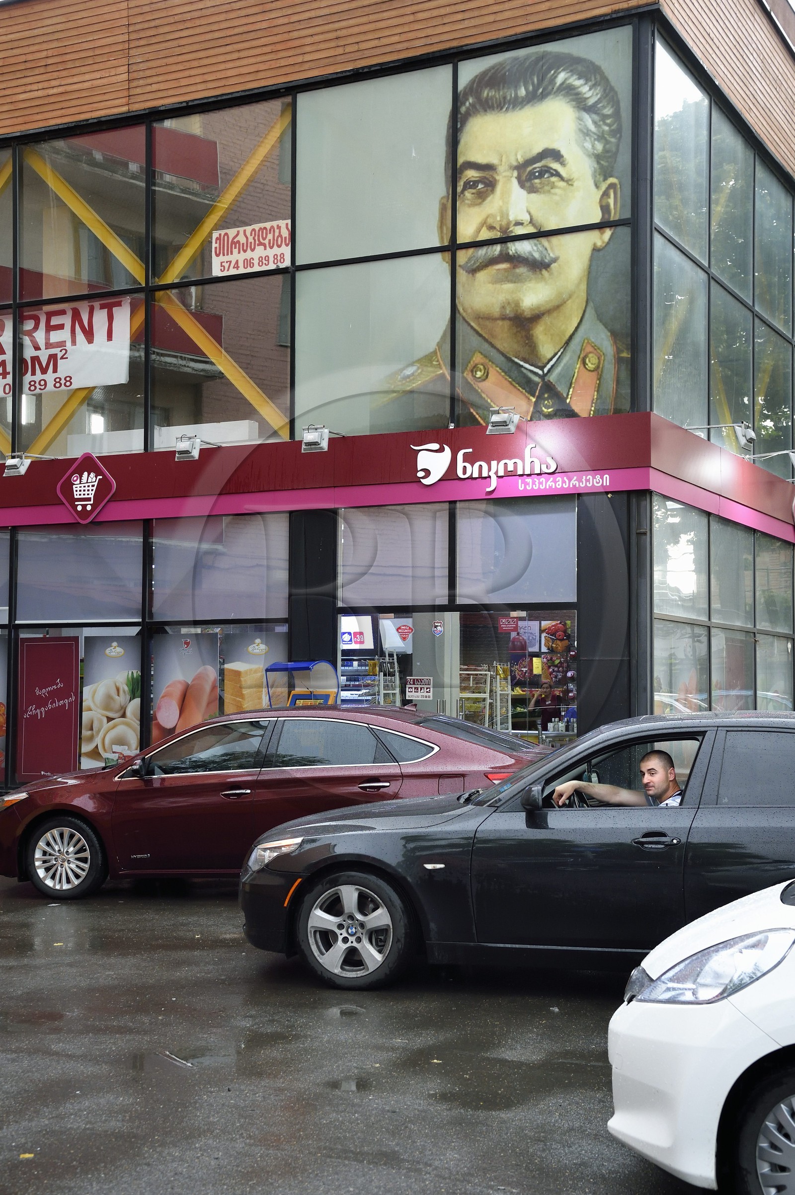 Géorgie, Kartlie intérieure, Gori, ville natale de Joseph Staline, portrait du dictateur au dessus d'un supermarché