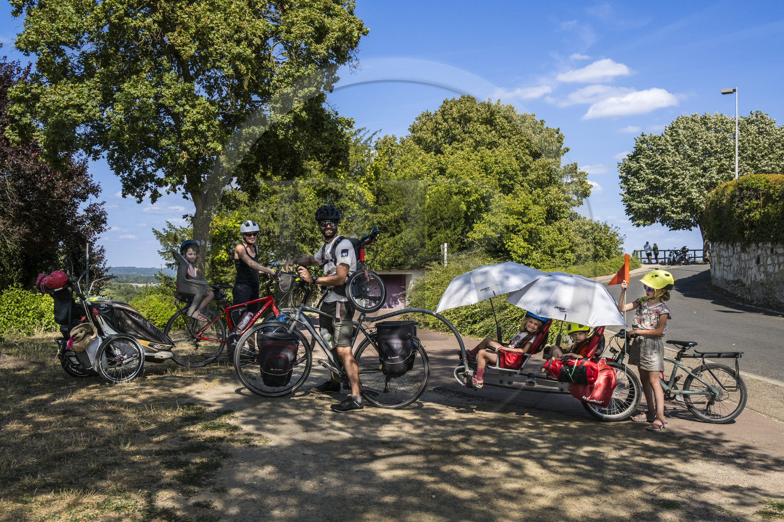 France, Maine-et-Loire (49), vallée de la Loire classée au Patrimoine Mondial par l'UNESCO, Saumur, randonnée à bicyclette sur les berges de la Loire, BIKE PACK by clémence et jérémy avec leurs 4 filles (7, 5, 5 ans et 20 mois)