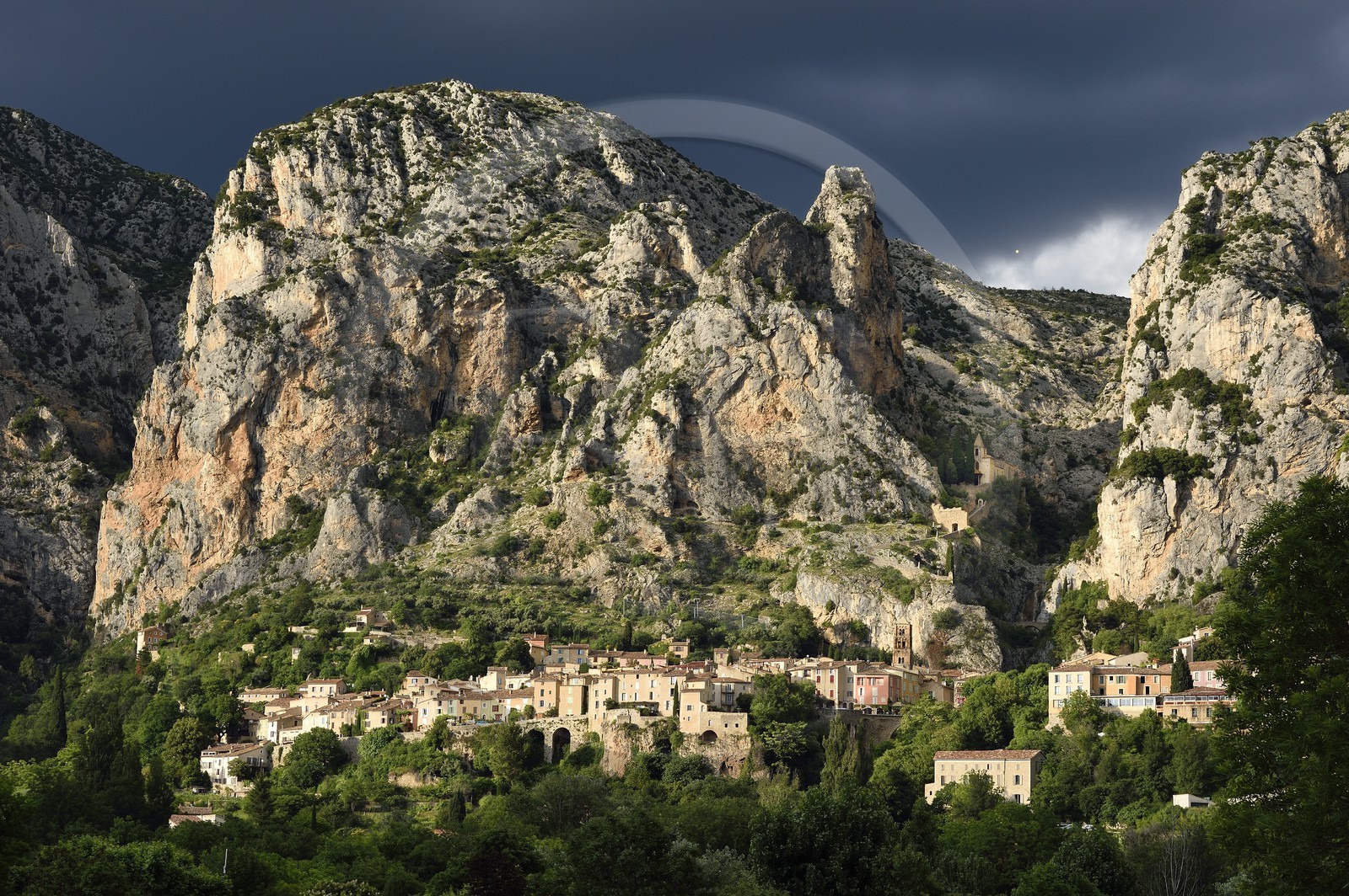 France, Alpes-de-Haute-Provence (04), Parc Naturel Régional du Verdon, Moustiers-Sainte-Marie, labellisé Les Plus Beaux Villages de France, et l'Etoile de Moustier accrochée à une chaîne à plusieurs dizaines de mètres au-dessus du sol France, Alpes-de-Haute-Provence (04), Parc Naturel Régional du Verdon, Moustiers-Sainte-Marie, labellisé Les Plus Beaux Villages de France, et l'Etoile de Moustier accrochée à une chaîne à plusieurs dizaines de mètres au-dessus du sol