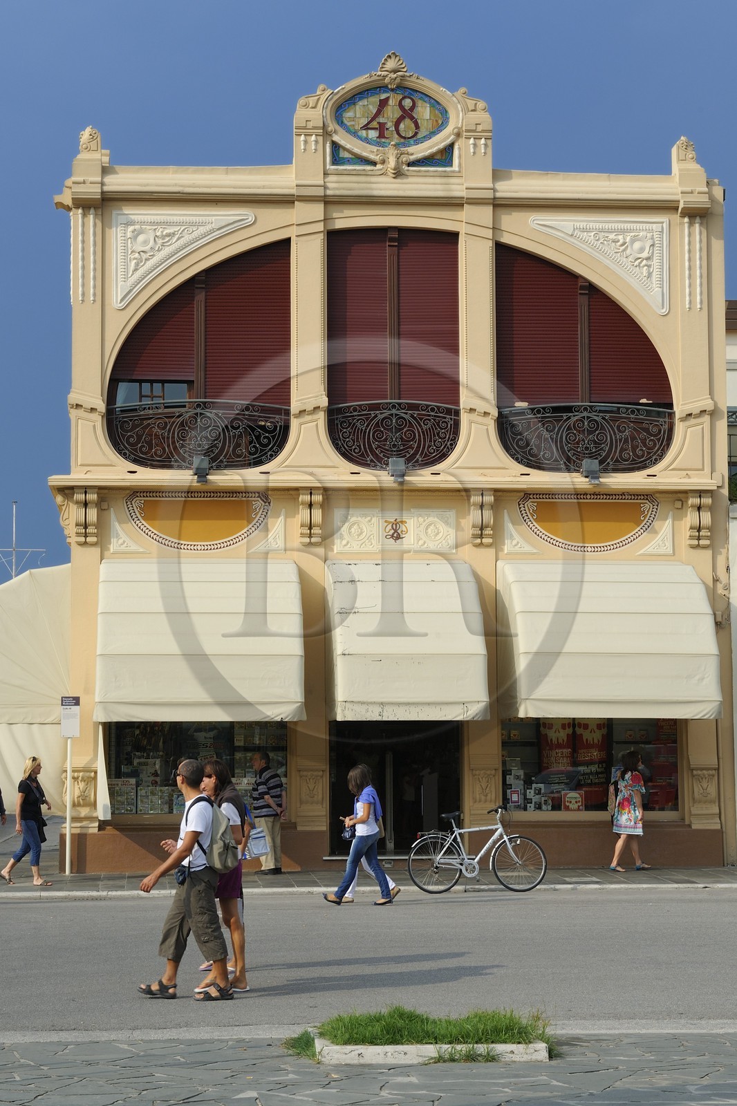 Italie, Toscane, province de Lucques, station balnéaire de Viareggio, la promenade Passeggiata avec ses cafés et ses commerces, le batiment Magazzini Duilio 48 sur le Lungomare