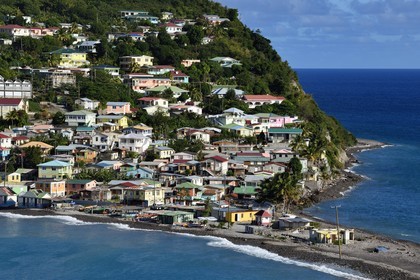 Caraïbes, Ile de la Dominique, baie de Soufrière, le village Scotts Head depuis la péninsule de Cachacrou