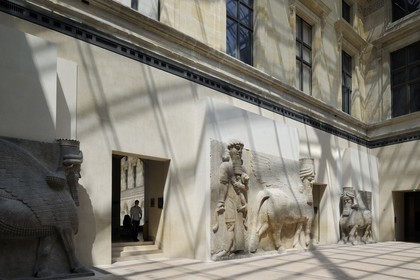 France, Paris (75), Musée du Louvre, Antiquités orientales, Cour Khorsabad, statues monumentales assyriennes de taureaux ailés, gardiens des portes du palais du roi Sargon II du VIIIe siècle avant JC