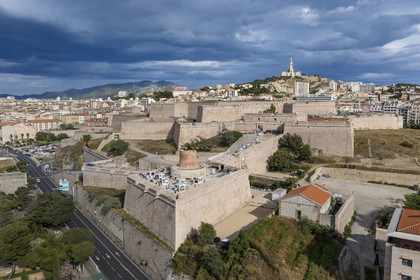 France, Bouches-du-Rhône (13), Marseille, Citadelle de Marseille (Fort Saint-Nicolas, le haut fort appelé fort d’Entrecasteaux) et la basilique Notre Dame de la Garde en arrière plan (vue aérienne)