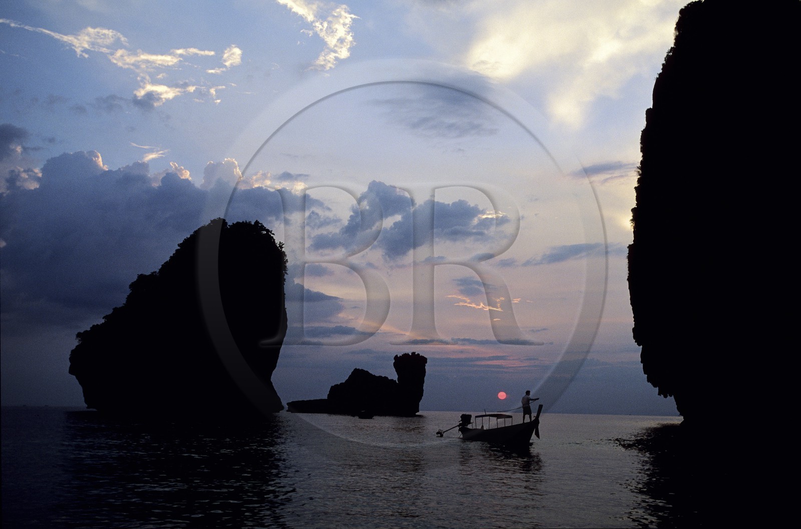 Thaïlande, Archipel de Ko Phi Phi, île de Phi Phi Don, Nui Bay au coucher du soleil