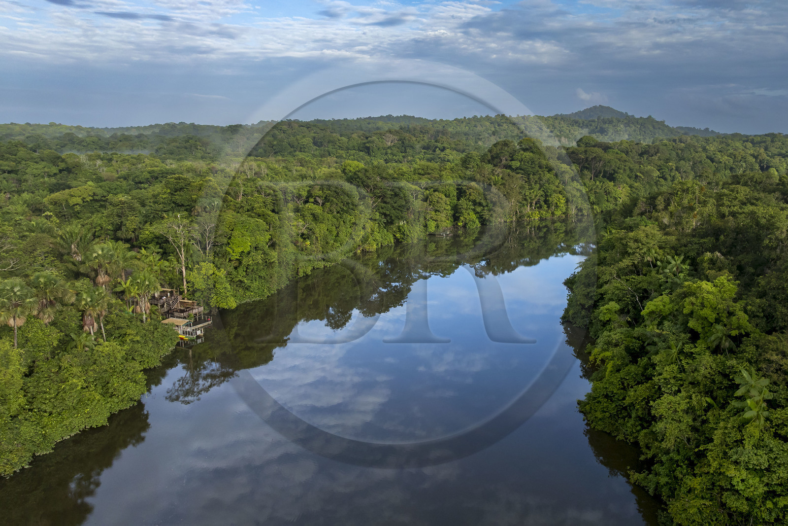 France, Guyane, Kourou, le carbet du Camp Maripas en bordure du fleuve Kourou, la montagne des Singes (161 mètres d'altitude) en arrière plan (vue aérienne)