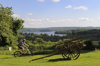 France, Nièvre (58), lac des Settons, découverte à vélo