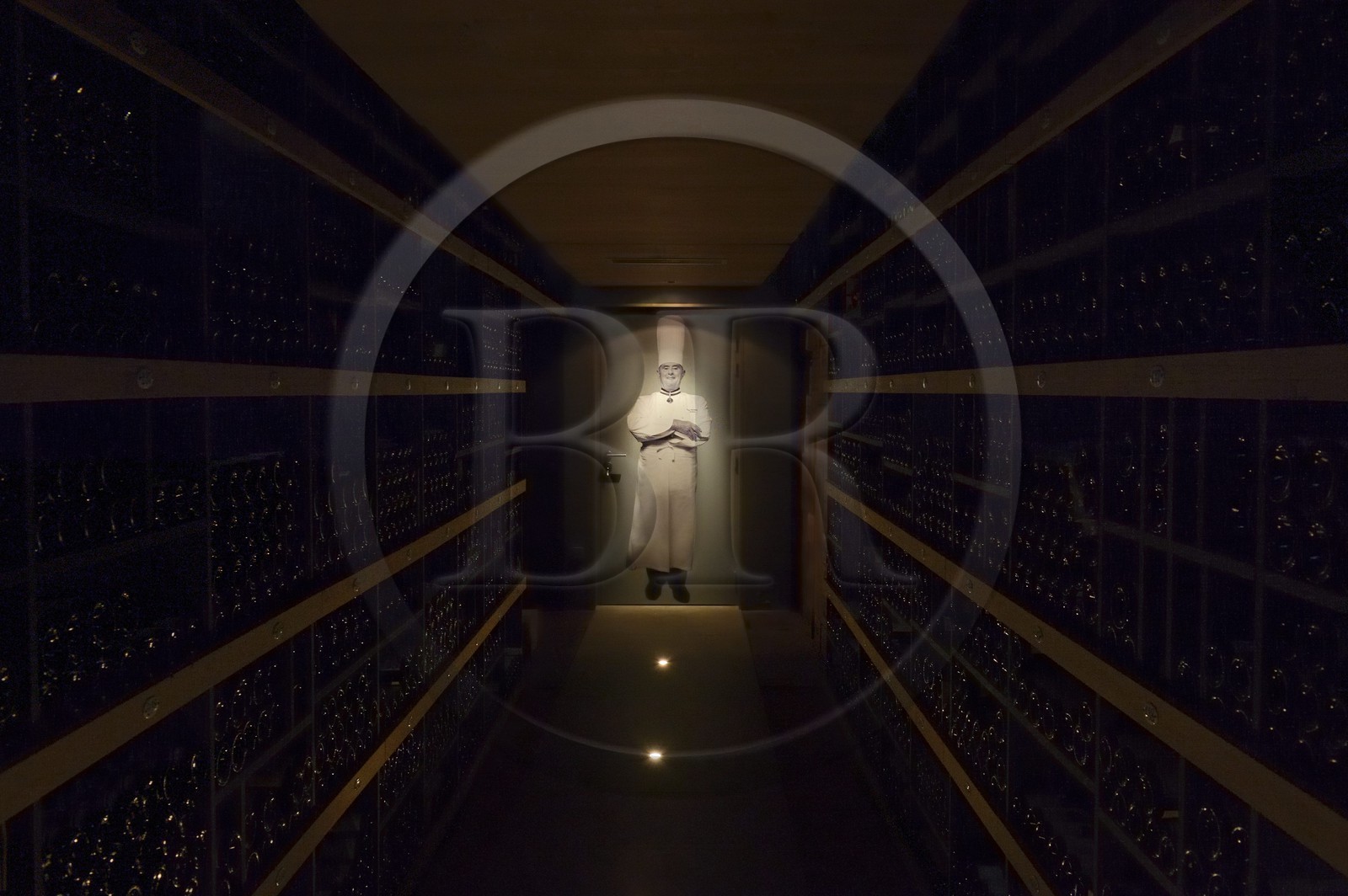 France, Rhône (69), Collonges-au-Mont-d'Or, Restaurant L'Auberge du Pont de Collonges de Paul Bocuse, trois étoiles au Guide Michelin depuis 1965, la cave à vin