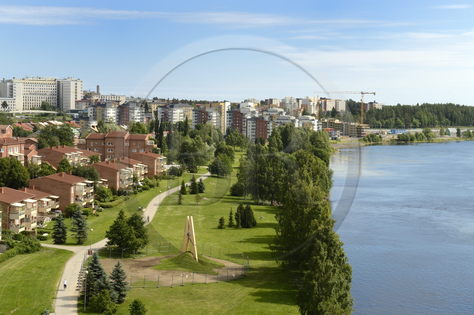 Suède, Comté de Vasterbotten, Umea, oeuvre Pince à Linge de Mehmet Ali Uysal à coté du Bildmuseet (Musée d'art contemporain et de la culture visuelle) à Umea Arts Campus en bordure de la rivière Ume (Umeälven)