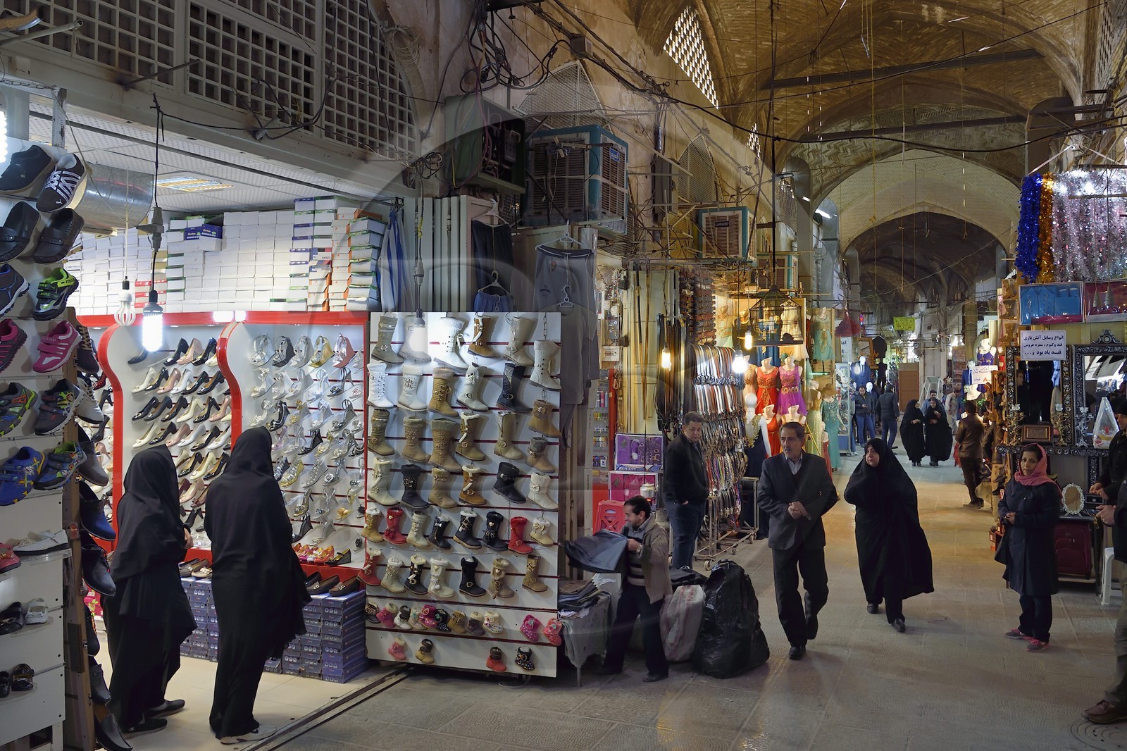Iran, province d'Ispahan, Ispahan, Bazar-e Bozorg (Grand Bazar), immense bazar couvert qui remonte à près de 1300 ans, boutique de chaussures