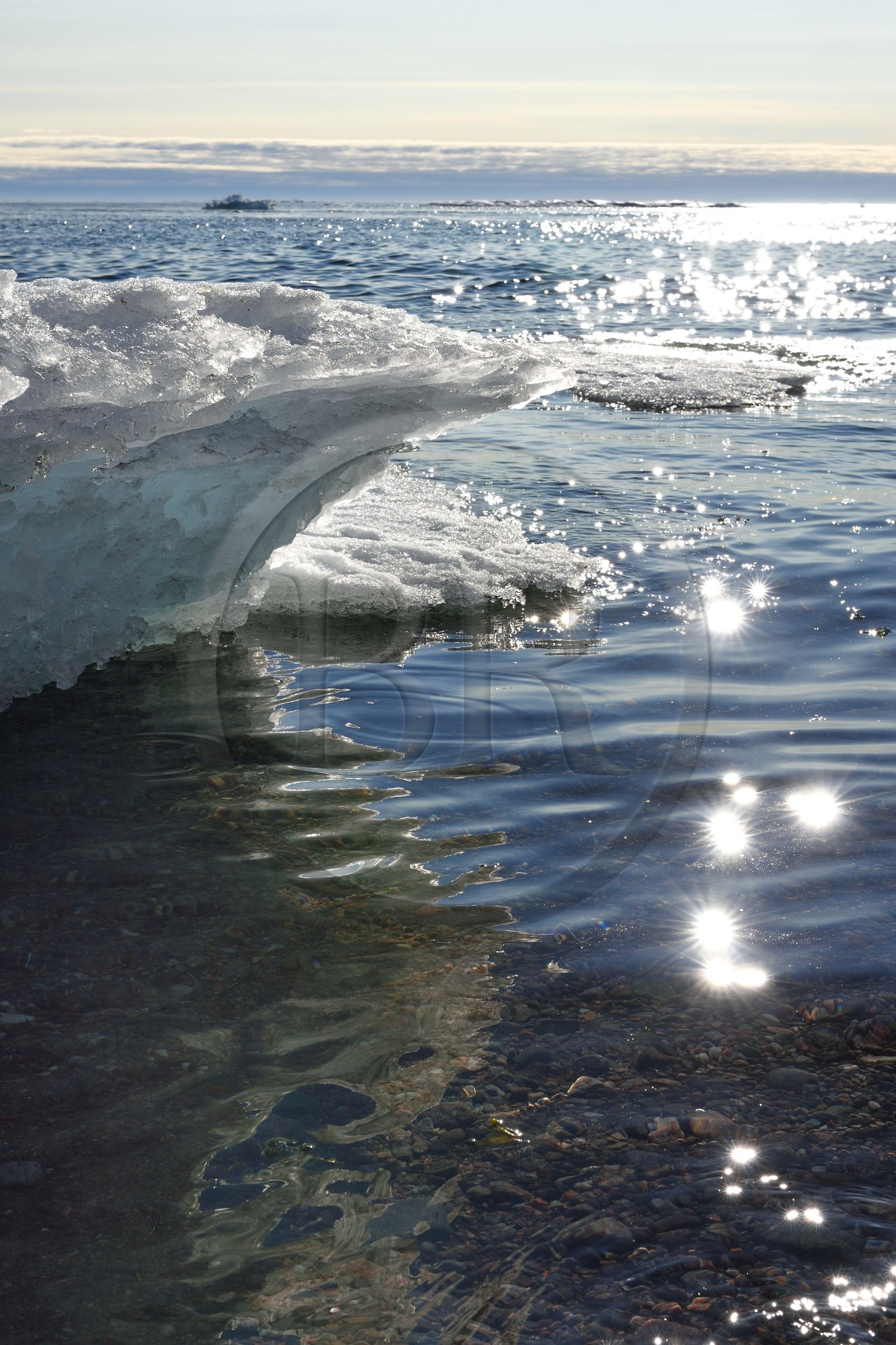 Groenland, cote Nord-Ouest, Smith sound au nord de la baie de Baffin, Inglefield Land, site de Etah dans le Foulke fjord, campement inuit aujourd'hui abandonné qui servit de base à plusieurs expéditions polaires, petit icebeg sur la plage