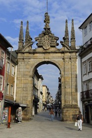 Portugal, région du Minho, Braga, Arco da Porta Nova qui ouvre sur la rue do Souto