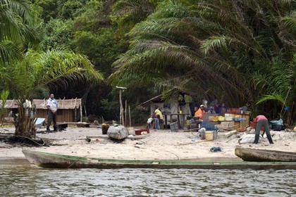 Gabon, province de Ogooué- Maritime, Parc National du Loango, embouchure de la lagune Iguéla, camp de pecheurs