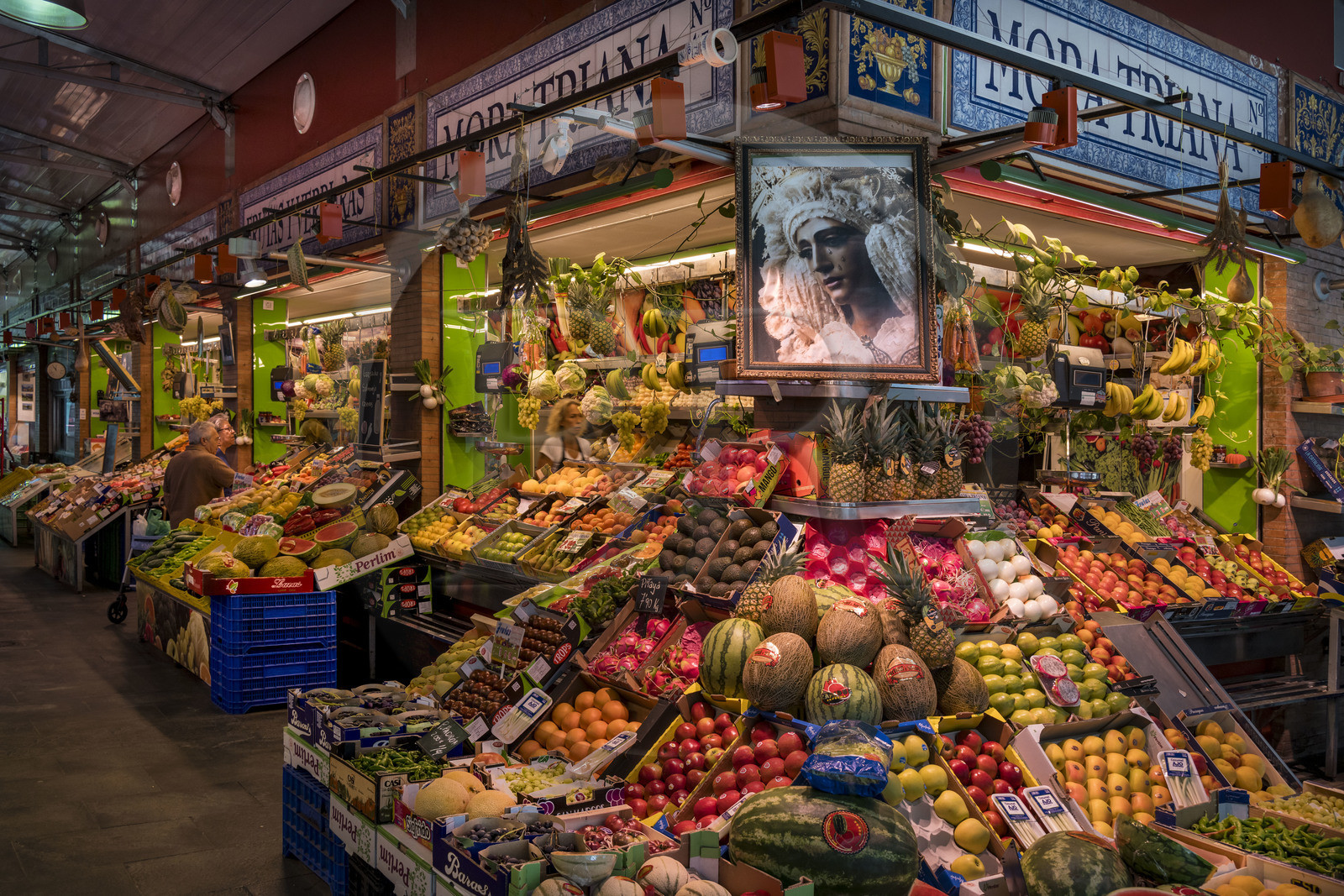 Espagne, Andalousie, Séville, quartier de Triana, le marché couvert de Triana, étal de marchand de fruits et légumes