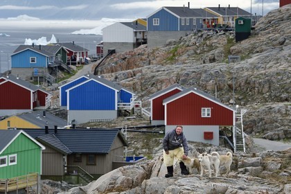 Groenland, cote ouest, Uummannaq, l'éleveur de chiens de traineau Malti Suulutsun